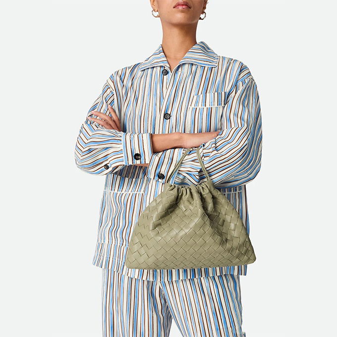 bottega veneta medium dustbag intrecciato leather drawstring crossbody pouch #796728
